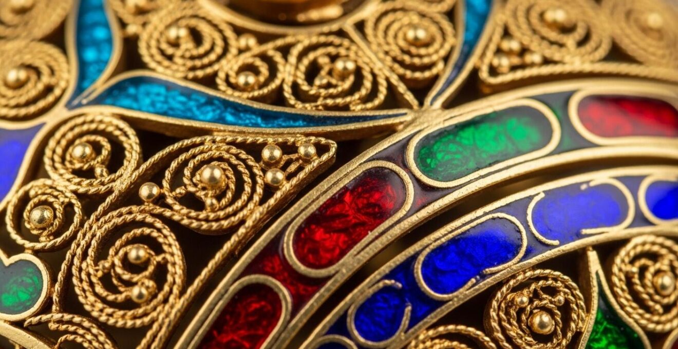 Gros plan sur un bijou montrant des détails en filigrane, granulation et émail cloisonné